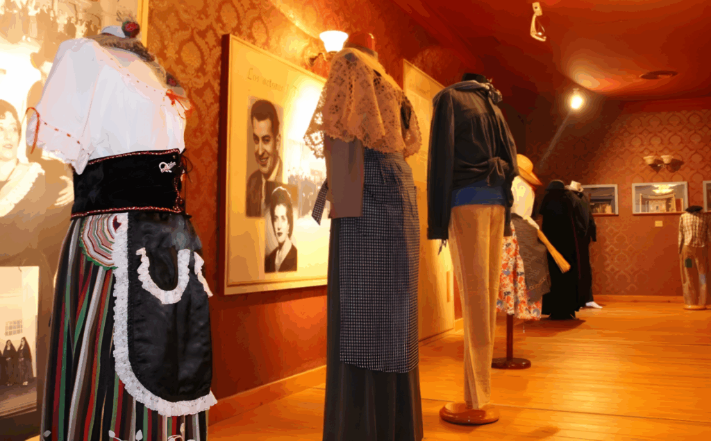 -Varios_de_los_trajes_expuestos.png
