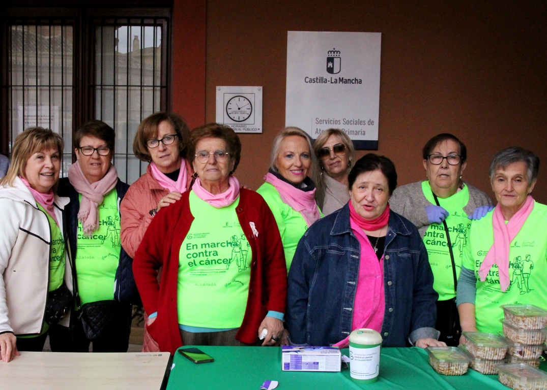 -Voluntarias de la AECC durante las migas solidarias