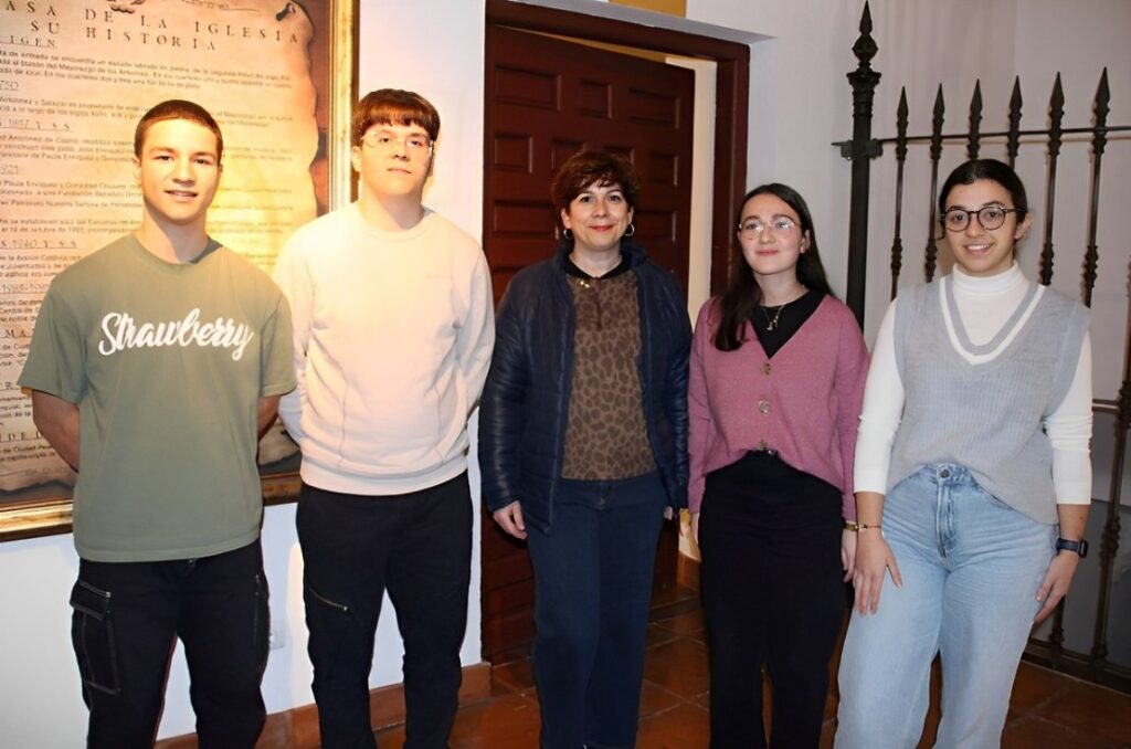 -Alumnos ponentes junto a su directora