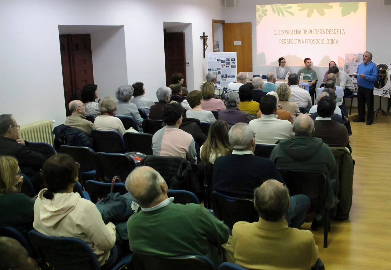 -Aula llena de público