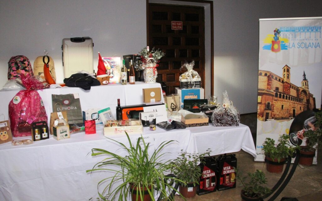 -Cesta de Navidad con productos de empresas locales