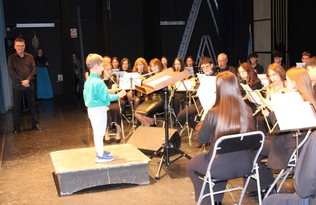 -Niño dirige la banda durante el concierto de Santa Cecilia