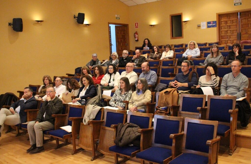 -aTécnicos durante el simposio