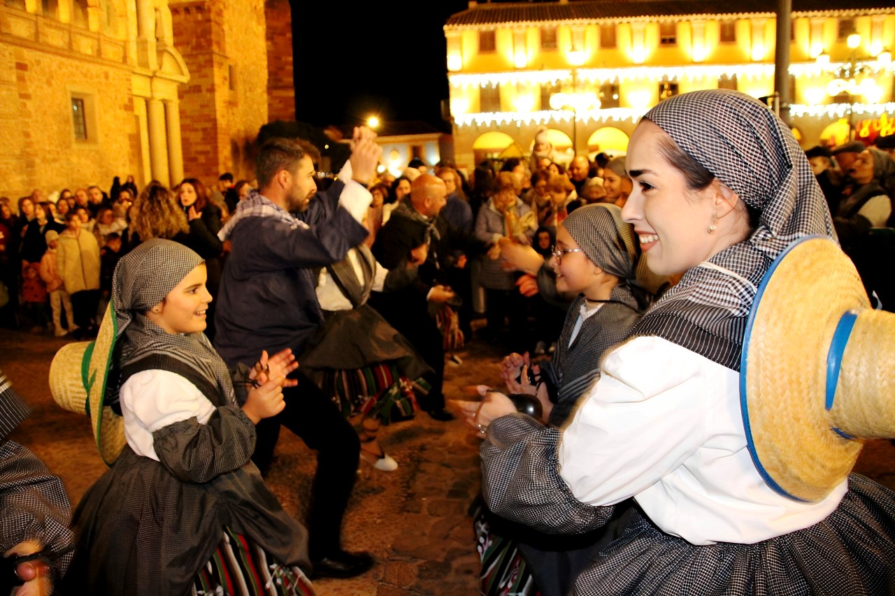 1-Coros y danzas