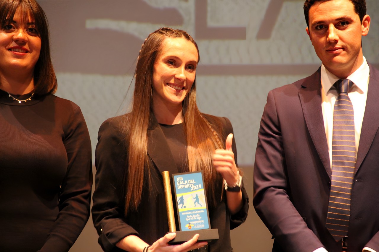 -A Paula Sevilla recibe el premio