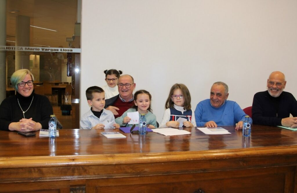 -El autor junto a sus nietos al término de la presentación