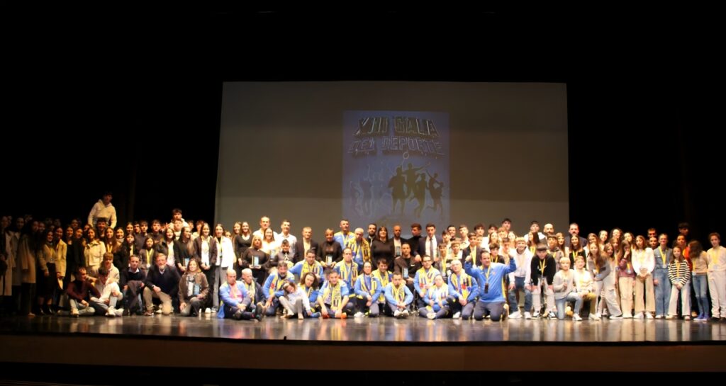 -Foto de familia de los premiados