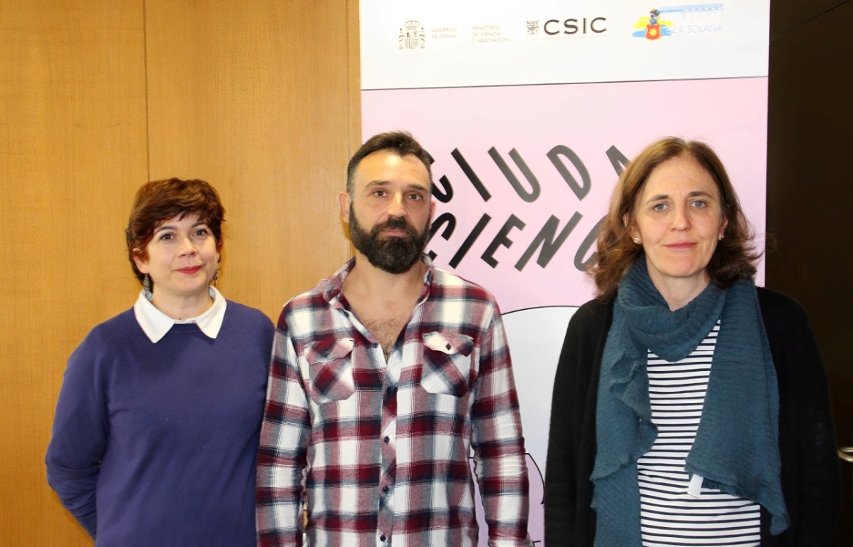 -La directora del IES Clara Campoamor y la profesora de biología junto al ponente-