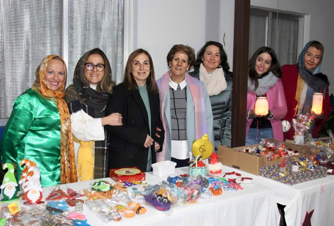 -Las voluntarias vendiendo