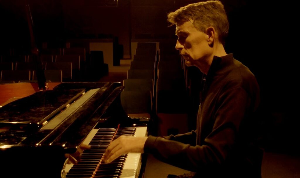 -Pedro_Reguillo_sentado_frente_al_piano.jpg