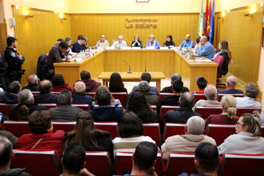 -Salón de plenos lleno durante la sesión