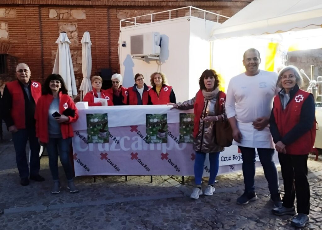 -Voluntarios de Cruz Roja junto al churrero tras la chocolatada