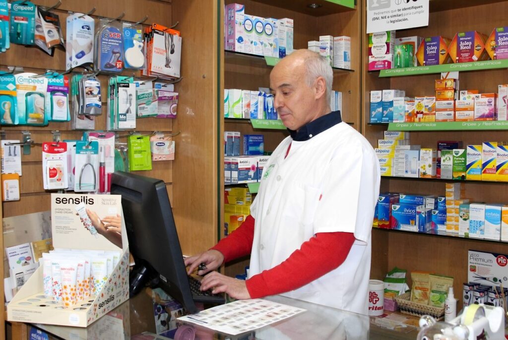 -Alfredo Carvajal en su farmacia