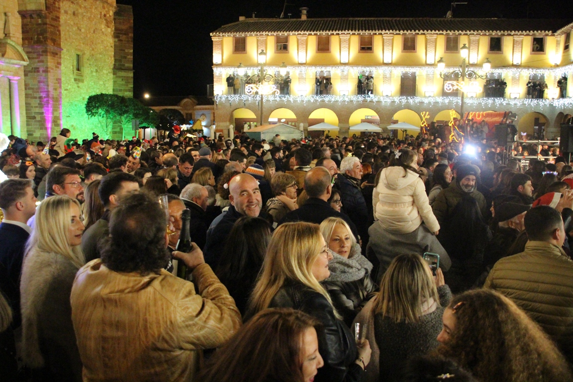 -Aspecto de la plaza minutos antes de las campanadas