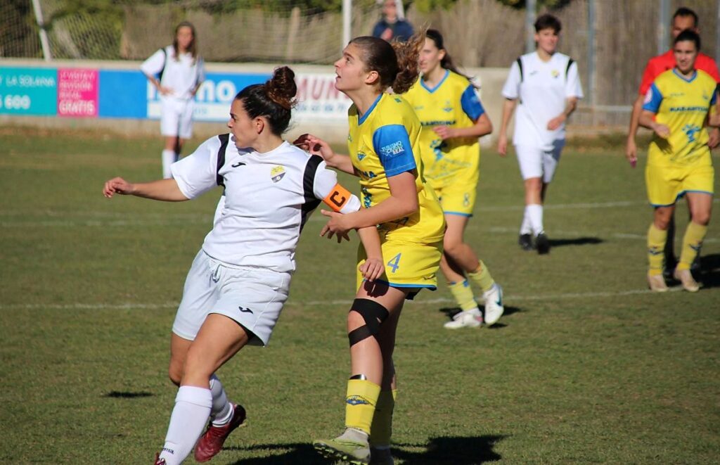 -Carla_pugna_por_un_balón_en_un_partido_reciente.jpg