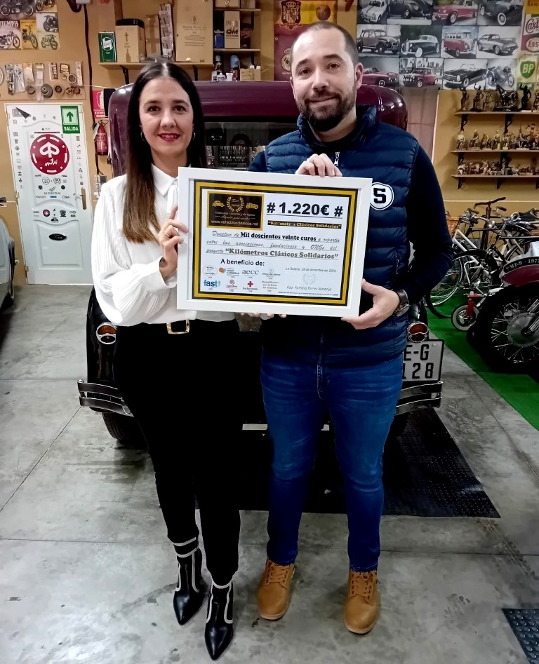 - Emi y Manuel muestran el cheque simbólico en su sede
