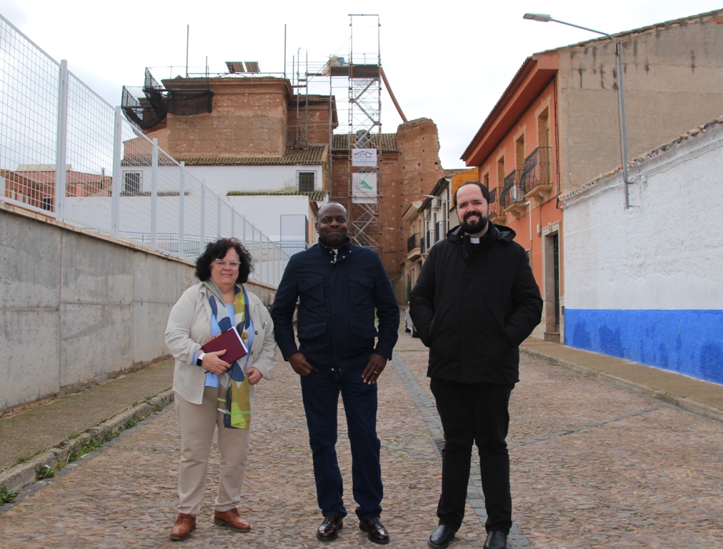 -La arquitecta junto a los sacerdotes de la parroquia