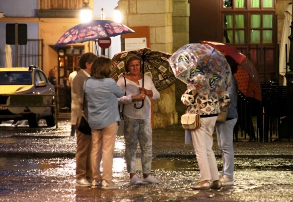 -Mujeres charlan en un día de lluvia 3 octubre 24