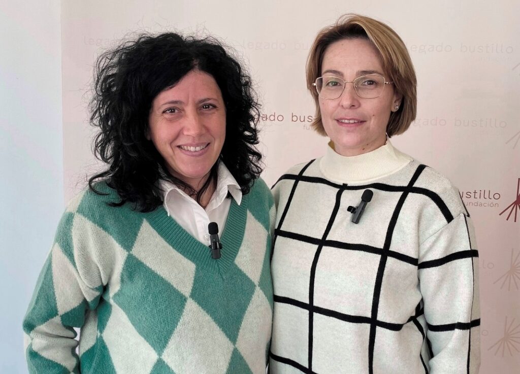 -Tere de la Fuente y Luisa Márquez firmaron el convenio entre AFAAD y el Legado Bustill0o