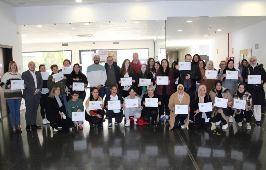 -Alumnos del curso con sus diplomas