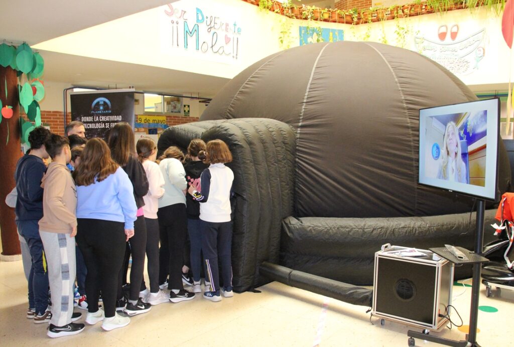 - Alumnos entrando al planetario