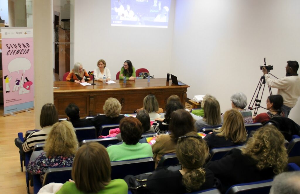 -Aspecto del auditorio durante la conferencia