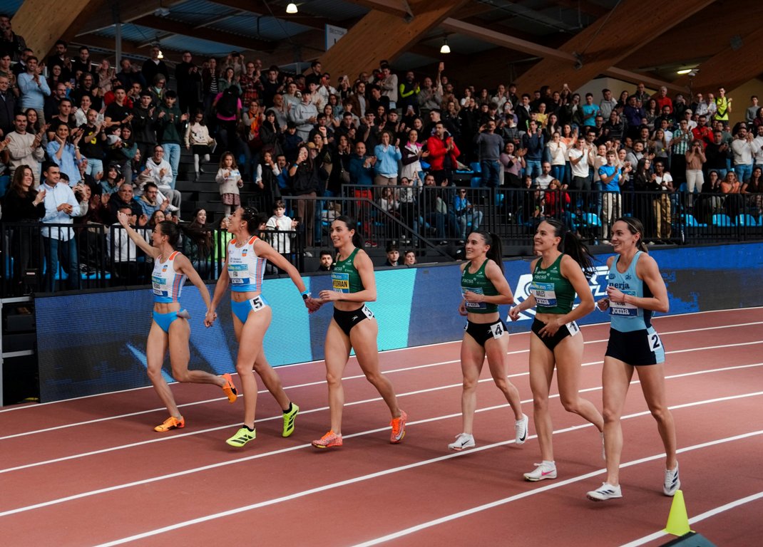 -Atletas dando la vuelta de honor