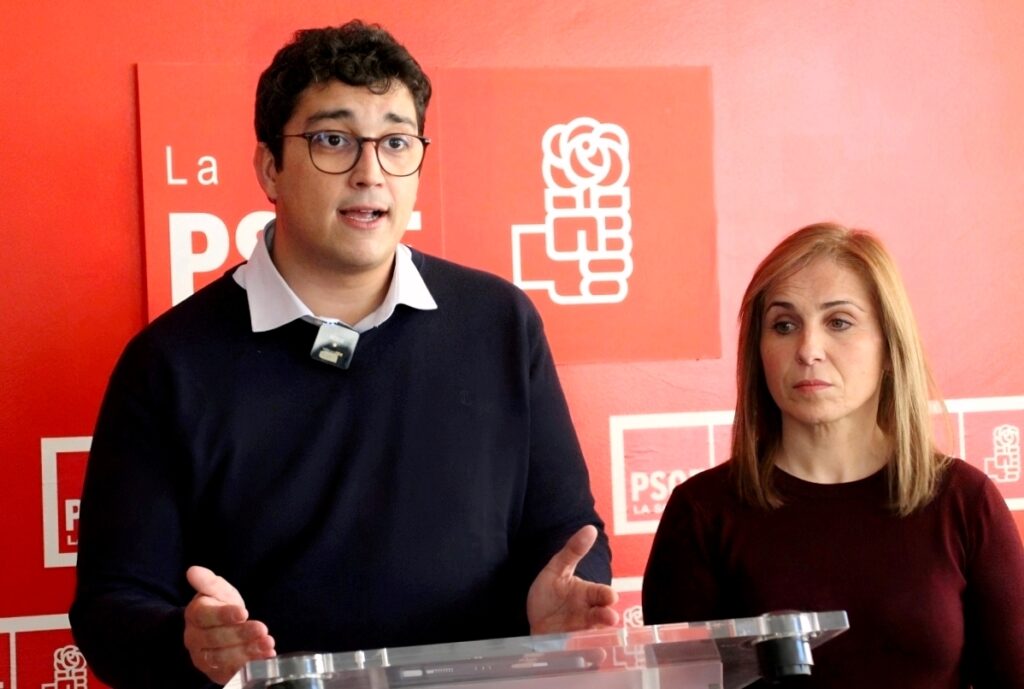 -Eulalio Díaz-Cano compareció junto a su compañera del patronato del Legado Bustillo Jose Chacón