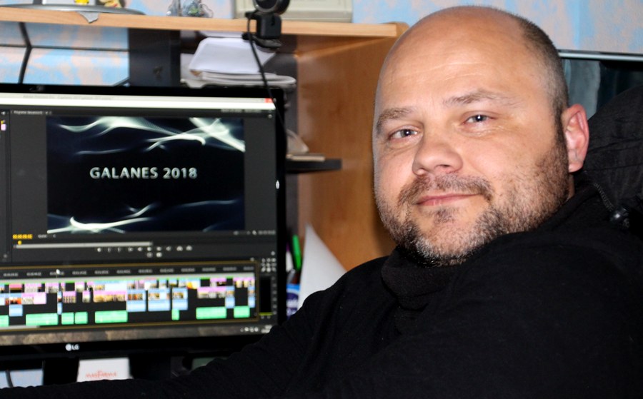 -Javier León en su estudio de trabajo