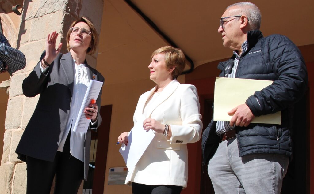 -La alcaldesa da explicaciones a la vicepresidenta de la Diputación en la Plaza Mayor