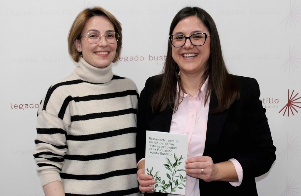 -Luisa Márquez y Alfonsa Jaime con el nuevo reglamento