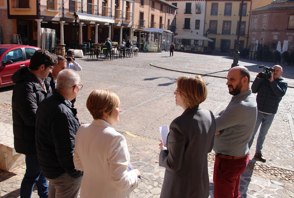 -Otro momento de la visita en la Plaza Mayor
