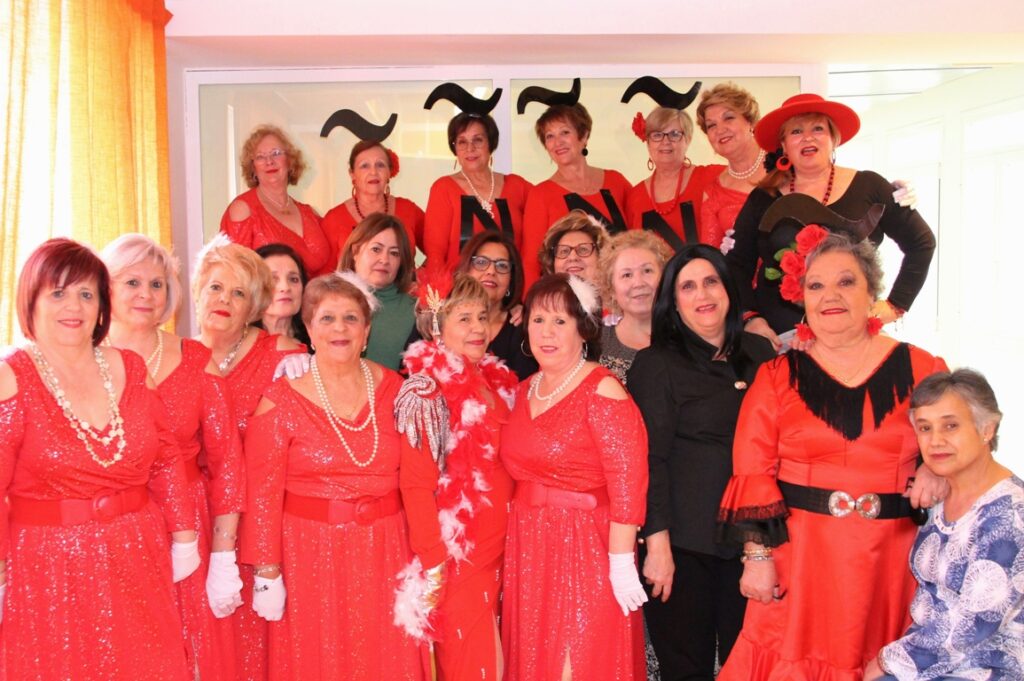 -Participantes en el festival carnavalero de la Asociación de Mujeres