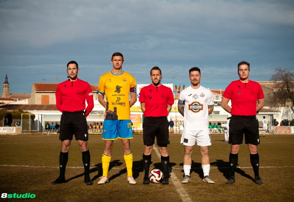 -Trío arbitral y capitanes