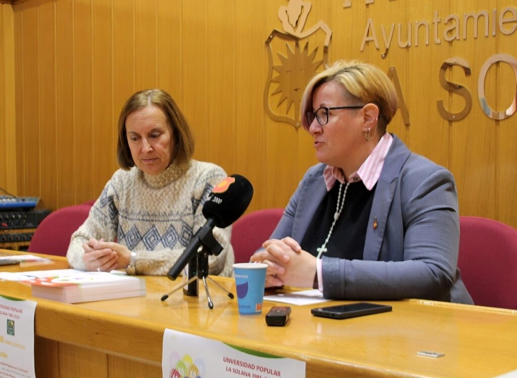 -Amalia Romero de Ávila y Ángela Notario presentaron el aniversario