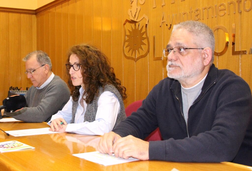 -Antonio Gª Catalán -en primer término- junto a la concejala de Consumo y el director de la OMIC