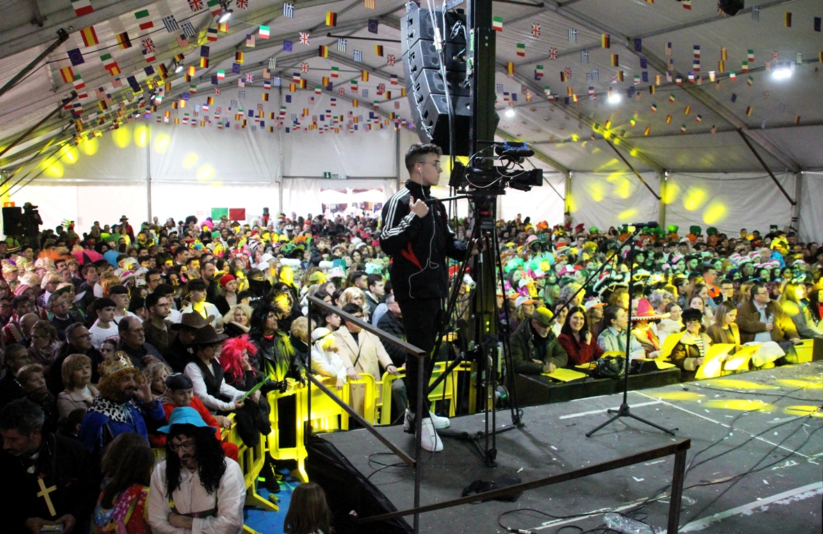 -Carpa repleta durante las murgas