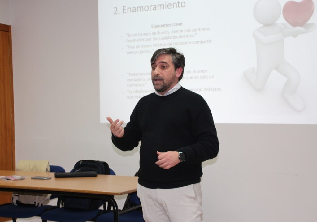 - Esc Familias Antonio Pérez