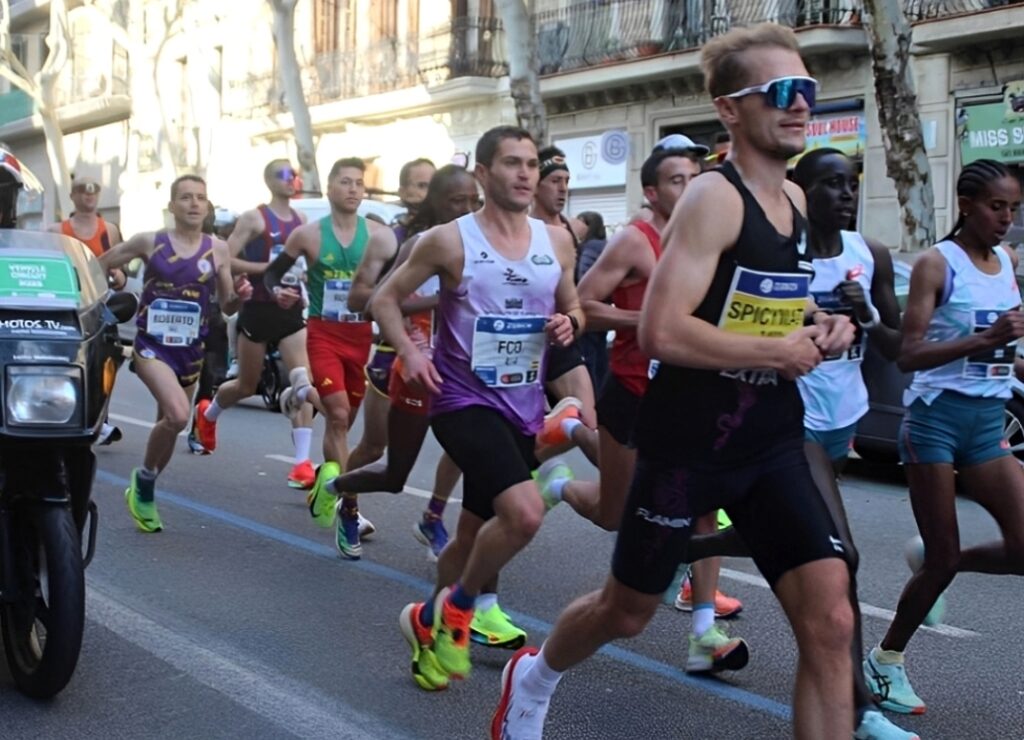 -Francisco_Serrano_-centro-_durante_el_maratón_de_Barcelona.jpg