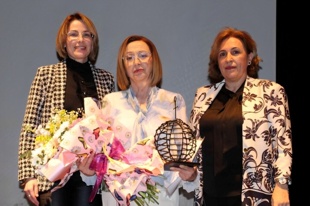-Juana Almarcha recibe el premio de manos de la alcaldesa y de la concejala de la Mujer