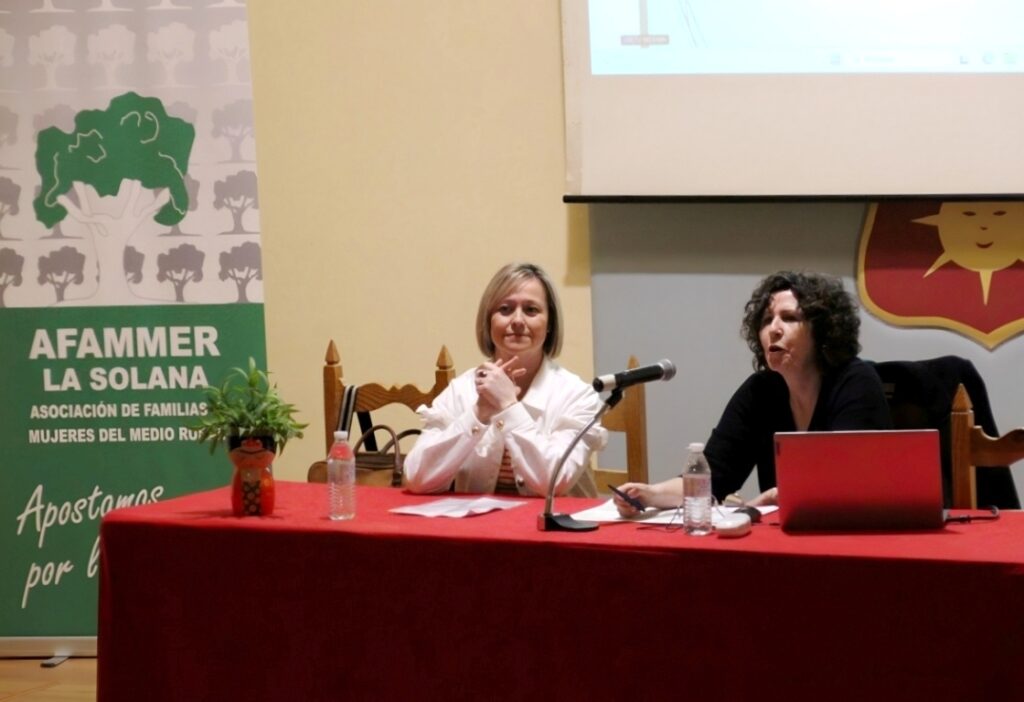 -Juani Santos-Olmo -dcha- durante su charla