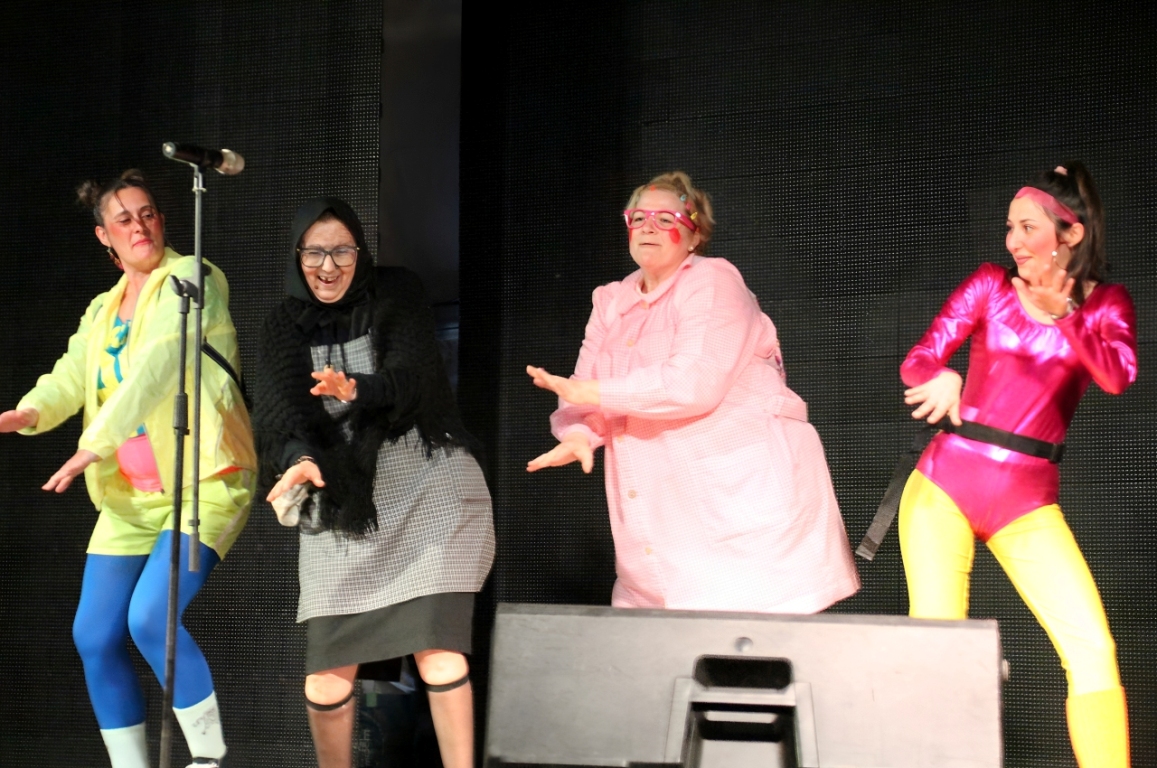 -La carnavalera junto a varias amigas bailando sobre el escenario