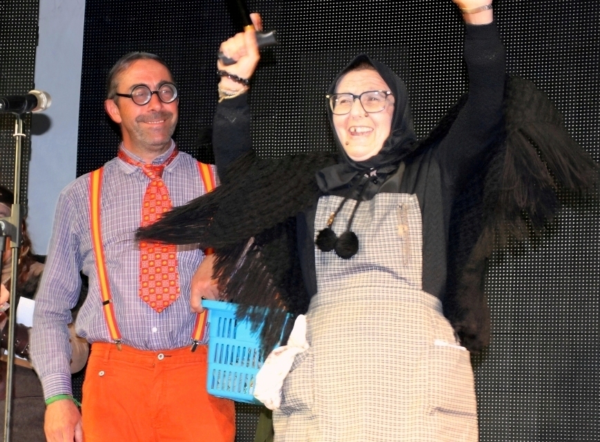 -Paqui La cangrejera junto al carnavalero del año pasado Pablo Lara