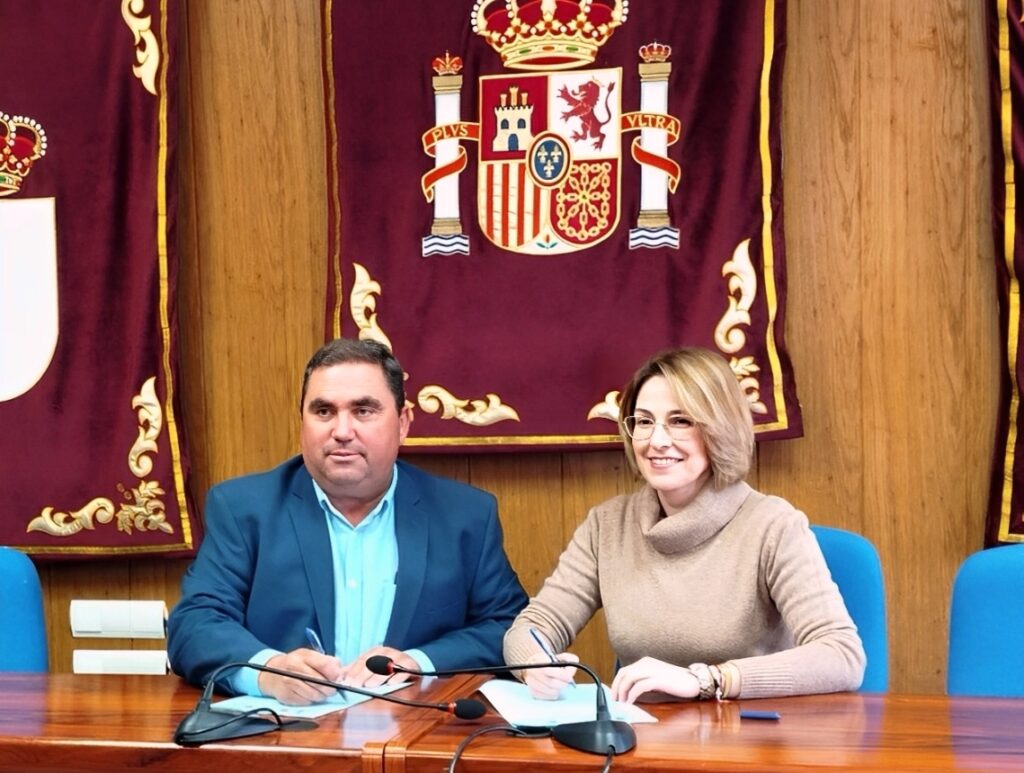 -Pedro Antonio Palomo y Luisa Márquez en la firma del convenio