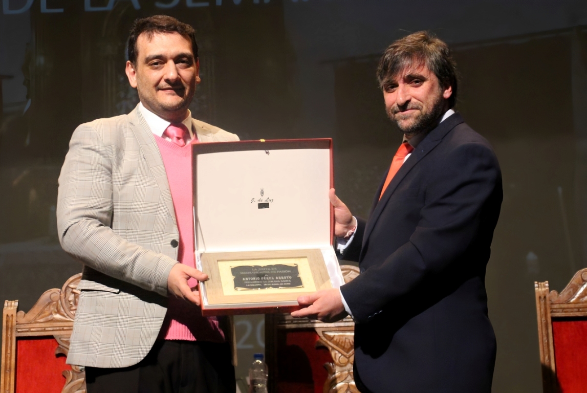 -Antonio Pérez recibe placa