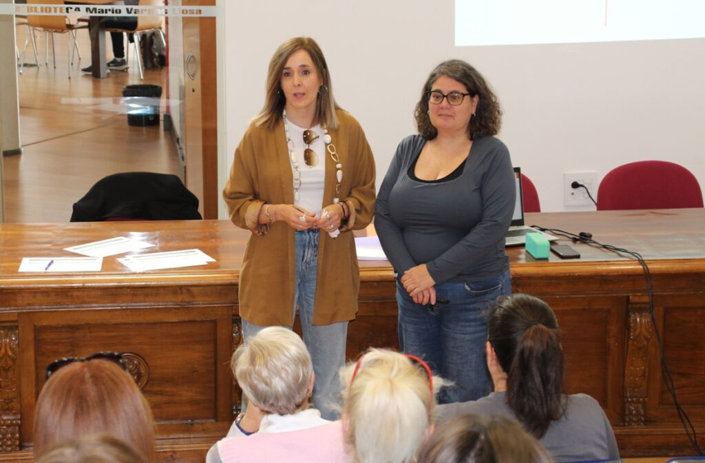 -Ascen Mateos y Cristina se dirigen a las alumnas del curso