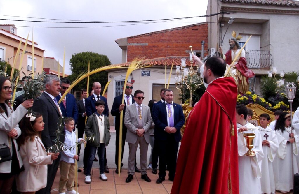 -Bendición en el altar de la Virgen