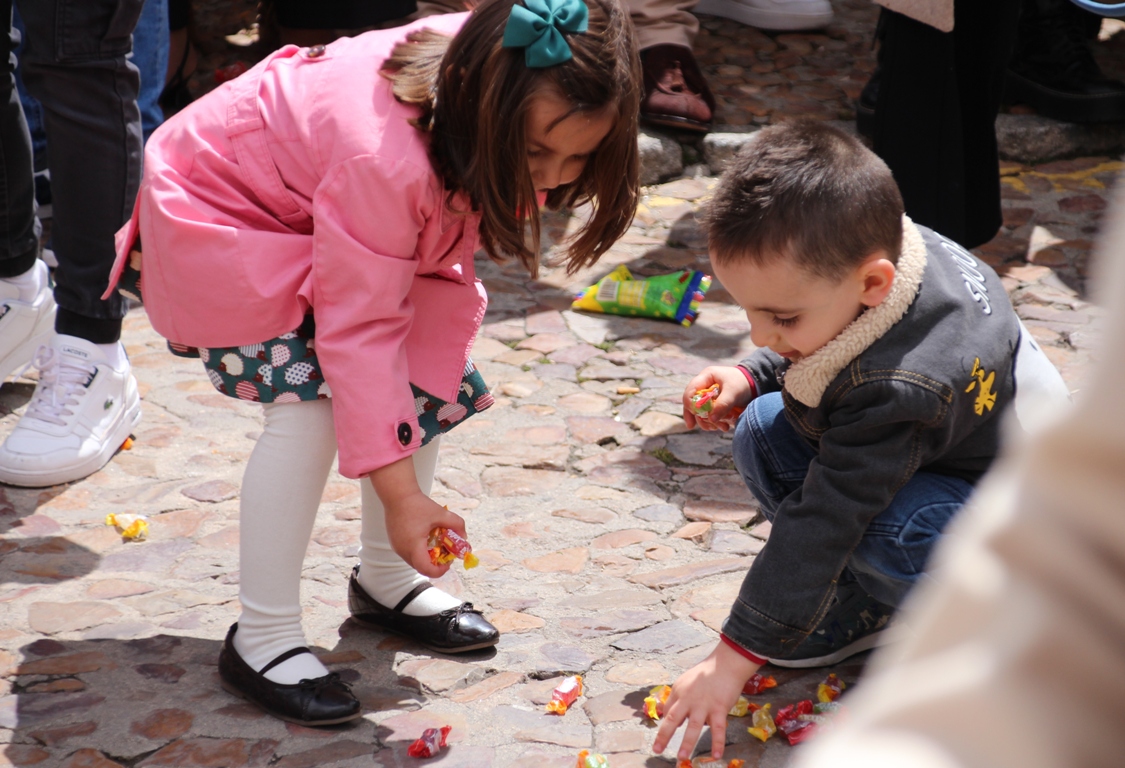 - Dos niños recogen caramelos