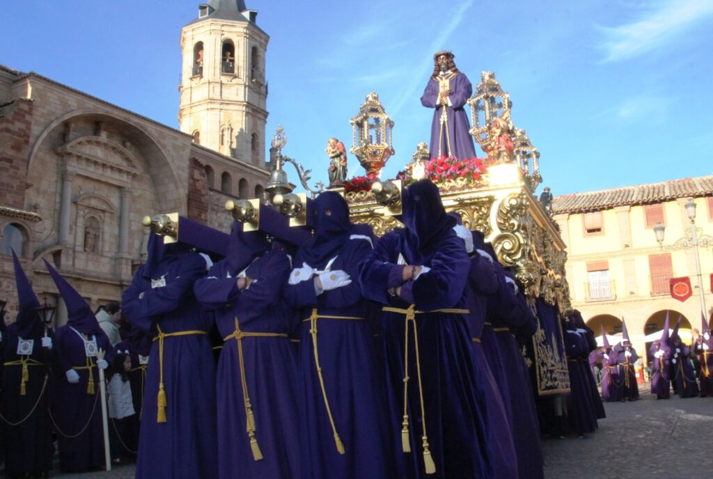 -Jesús con su nueva túnica