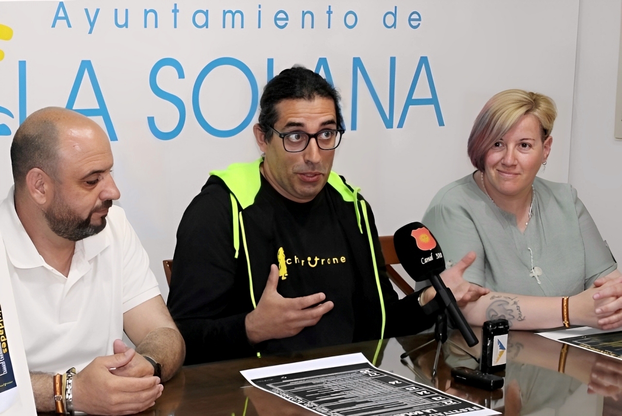 -Marcos Hidalgo -centro- calificó de muy ambicioso el programa